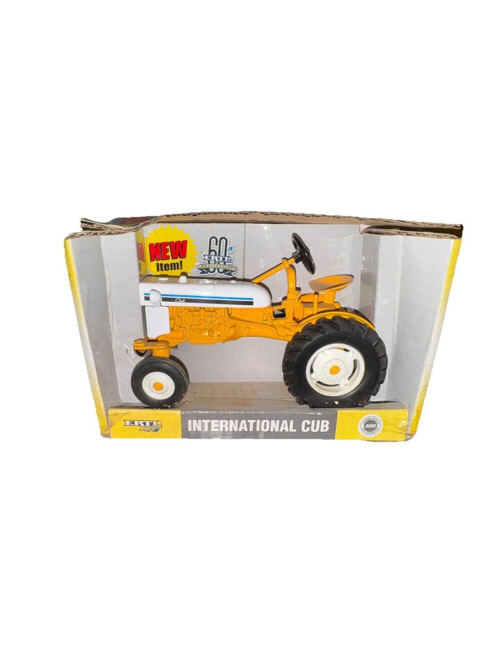 2005 Ertl 60th Anniversary 1:16 International Cub Tractor 1964-76 Farm Toy